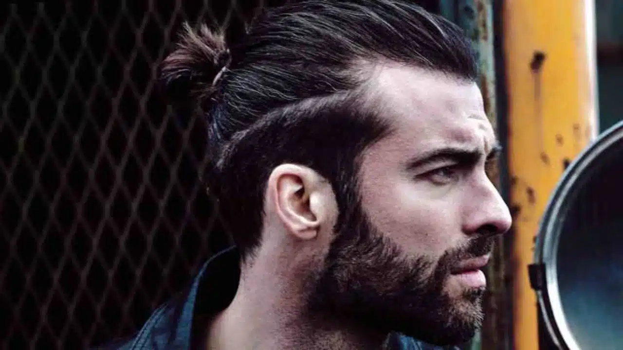 Adopter le chignon le choix audacieux des hommes aux cheveux longs