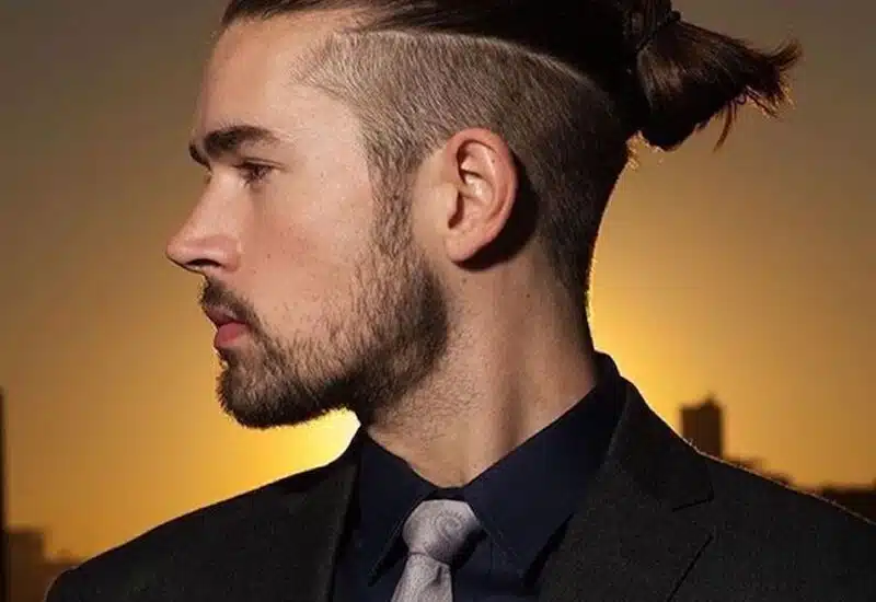Adopter le chignon le choix audacieux des hommes aux cheveux longs