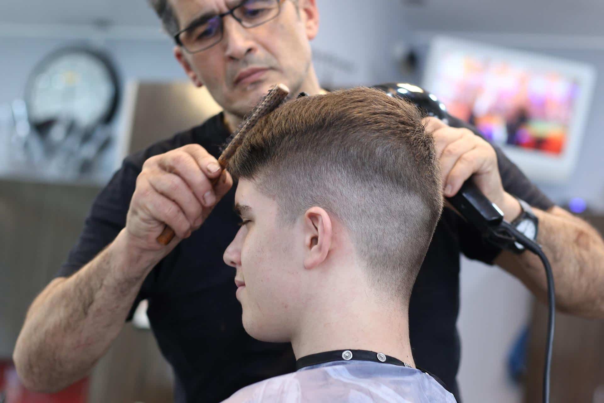 Quelle est la tendance des coiffures hommes en 2022 ?